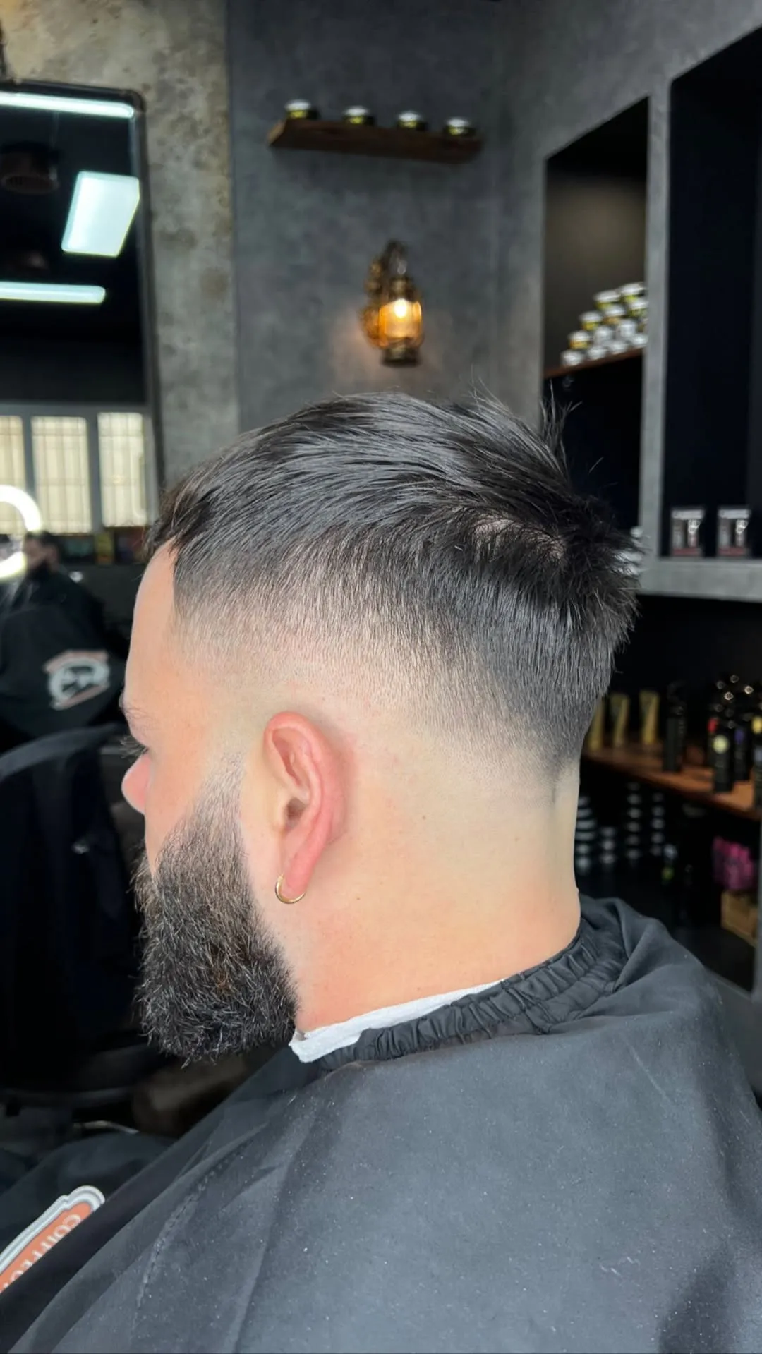 Barbe dégradée et coupe courte, vue de profil.