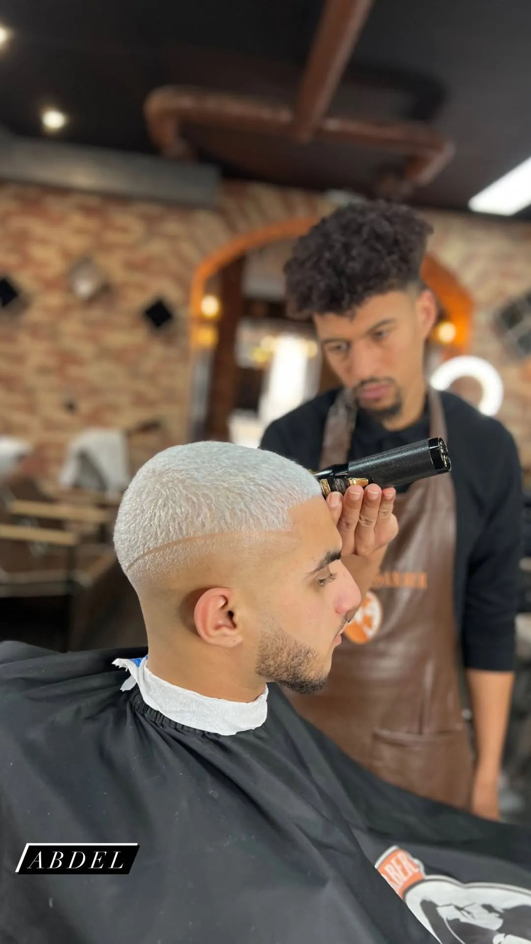Coupe courte décolorée, portrait de face.
