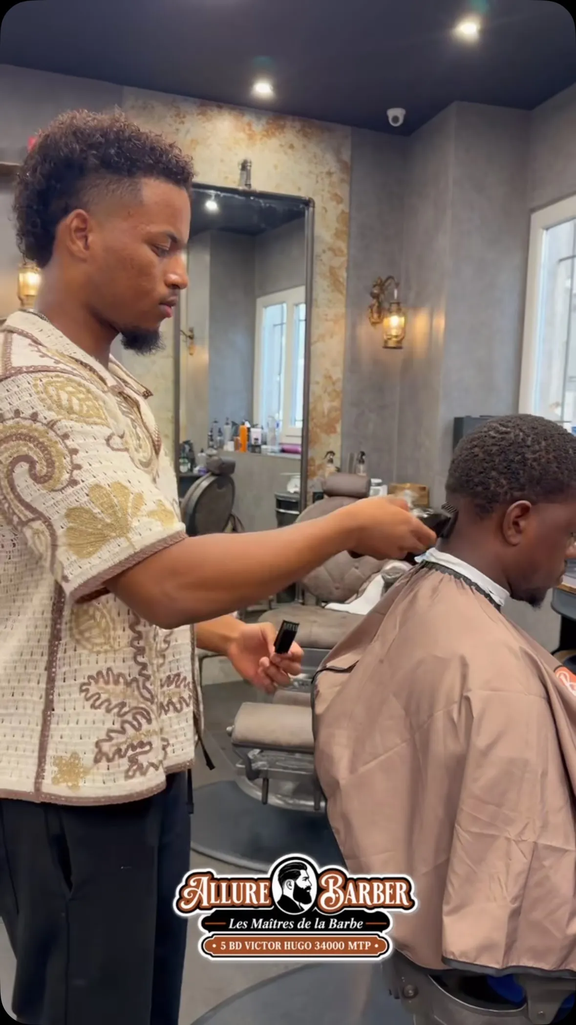 Client dans le fauteuil pendant la coupe.