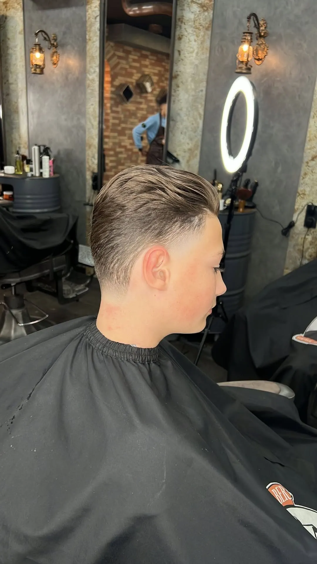 Nuque dégagée et coupe texturée, vue de dos.