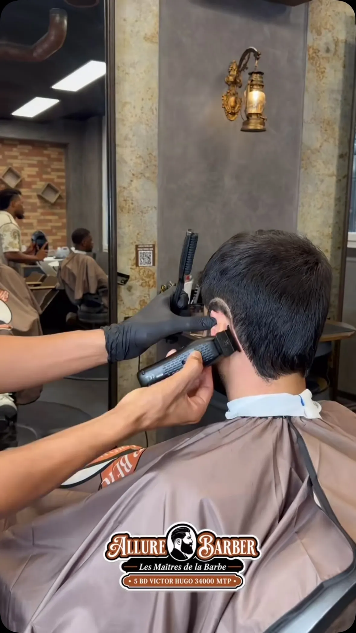 Finition à la tondeuse sur une coupe courte.