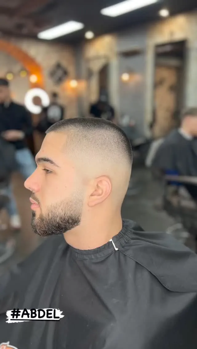 Dégradé net vu de profil, réalisé chez Allure Barber.