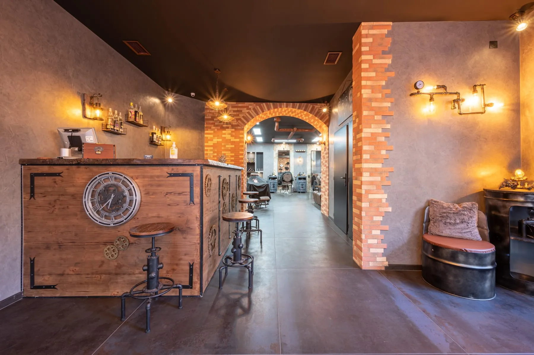 L'entrée du salon : comptoir, briques et lanternes.
