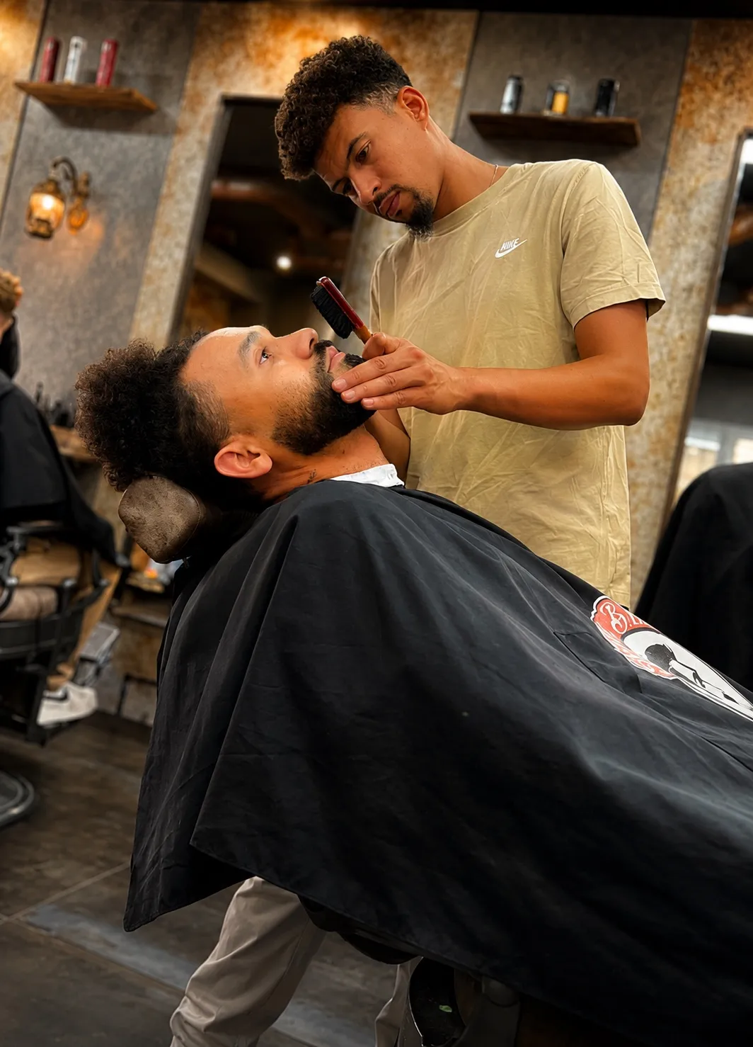 Soin du visage sur le fauteuil incliné.
